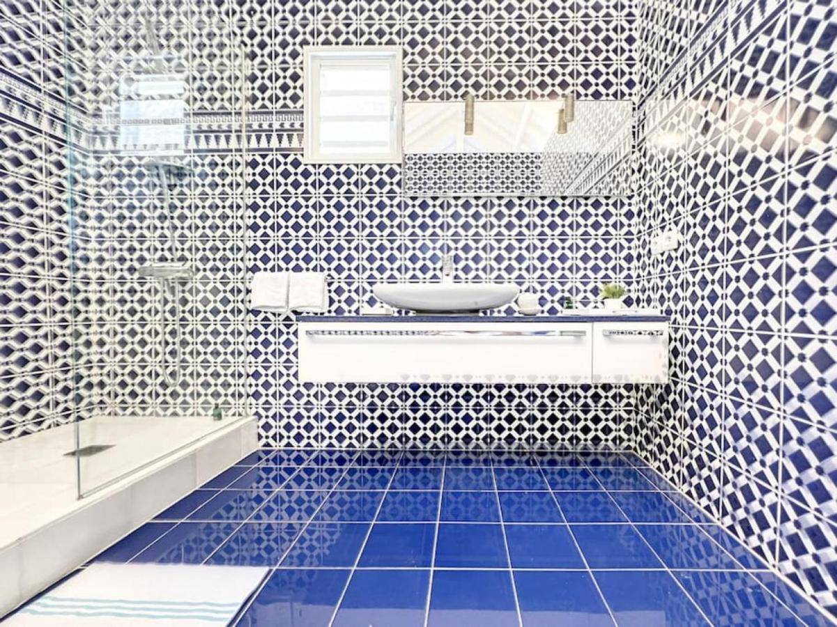 Blue Room In A Shared Villa Diamant With Communal Pool And Sea View 그랜드케이스 외부 사진