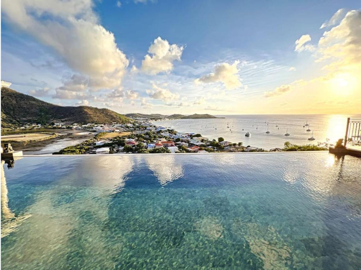 Blue Room In A Shared Villa Diamant With Communal Pool And Sea View 그랜드케이스 외부 사진